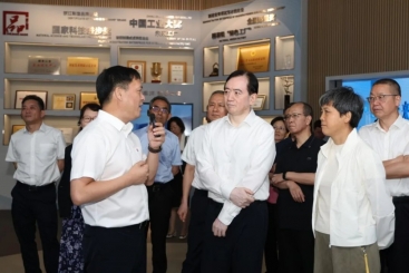 全省全過(guò)程人民民主人大基層實(shí)踐考察團(tuán)調(diào)研巨石